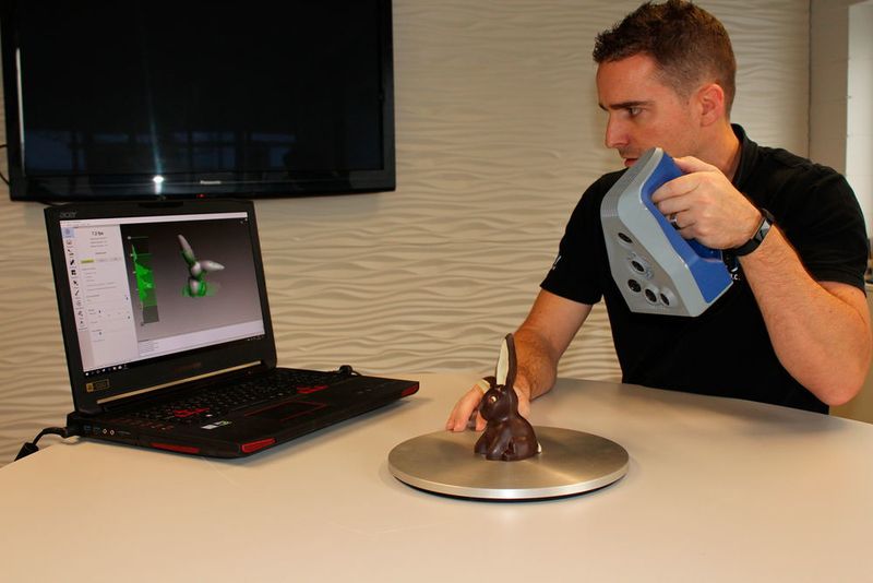 Jörg Nussbaum scannt einen Schokohasen mit dem 3D-Scanner Space Spider von Artec beim Verpackungsspezialisten Bachmann Forming in der Schweiz. (Bachmann Forming AG)