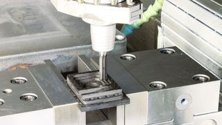 Schruppen und Schlichten von CFK in einem Arbeitsgang mit dem Fräswerkzeug Optimill-Composite-Speed.  (Bild: Mapal)