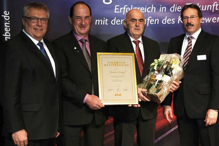 Für ihr langjähriges Engagement im Gesellenprüfungsausschuss geehrt: (v.li.) Hans-Peter Rauch, Vizepräsident der Handwerkskammer Schwaben, Norbert Mutzel, Xaver Sirch und Günther Haller, Obermeister der Kfz-Innung Schwaben. (Foto: Kfz-Innung)