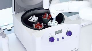 Abb. 1: Die Zentrifuge bestücken oder Probenröhrchen entnehmen – Arbeiten die künftig ein Roboterarm übernehmen könnte. (Bild: Bahead)
