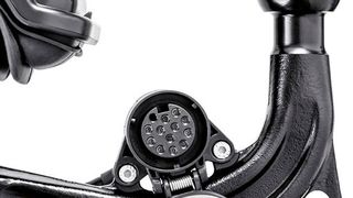 Der „Trailer Towing Assistant“ misst den Knickwinkel zwischen Zugfahrzeug und Anhänger und ermöglicht so das assistierte Einparken. (Foto: Westfalia Automotive)