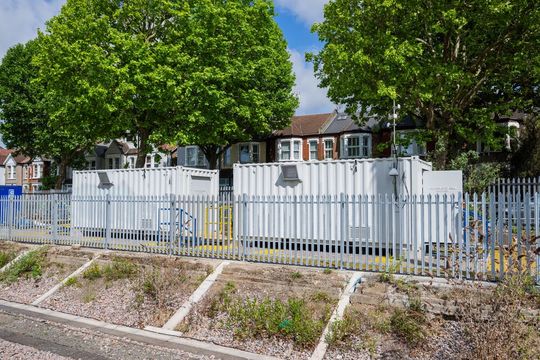 Die beiden von Network Rail installierten Fast-Charge-Battery-Banks mit je 430 kWh Kapazität in West Ealing. (Bild:  Jack Boskett Media | GWR)