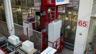 Eines von drei neuen, speziell für Nobilia entwickelten Frontenkommissioniergeräten – bestehend aus einem Verteilerwagen mit Hub und mitfahrendem Kanallagerfahrzeug. (Kardex)