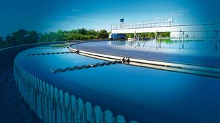 Pumpenanlagen fallen gerne mal aus, wenn das Wasser nicht nur klar ist. Frequenzumrichter helfen vorzubeugen. (WEG)