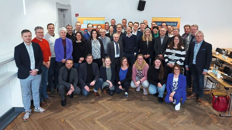 Vertreter von Herstellern und Importeuren sowie Vertreter der Landesverbände und des Zertifizierungskreises unterstützen die Initiative Autoberufe.(Bild:  Moßner – VCG)