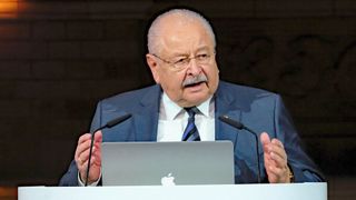 ZDK-Präsident Jürgen Karpinski redete Tacheles und forderte von der Politik, die erforderlichen Rahmenbedingungen für den Hochlauf der E-Mobilität zu schaffen. (Bild: Zietz – »kfz-betrieb«)