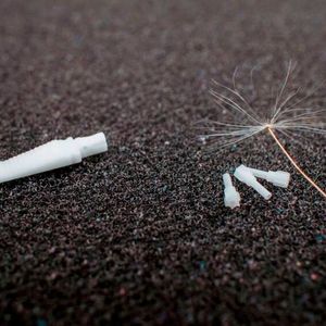 Auch Bauteile, die kleiner sind als ein Samenkorn des Löwenzahns, kann Sintos Advanced Ceramics additiv präzise aus technischer Keramik fertigen. Sie kommen mit integrierten innen liegenden Kanälen – ein Niveau, das derzeit kein anderer erreicht, wie die Allgäuer betonen.(Bild:  Sinto Advanced Ceramics)