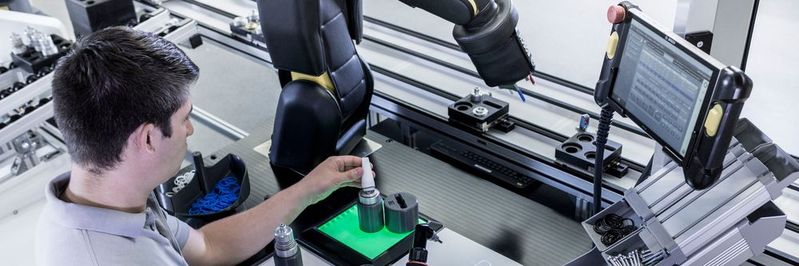 Der Arbeitsplatz 4.0 passt sich dem Mitarbeiter an. Beispielsweise stellt sich die Höhe des Arbeitstisches auf die richtige Größe ein.(Bild:  Robert Bosch)