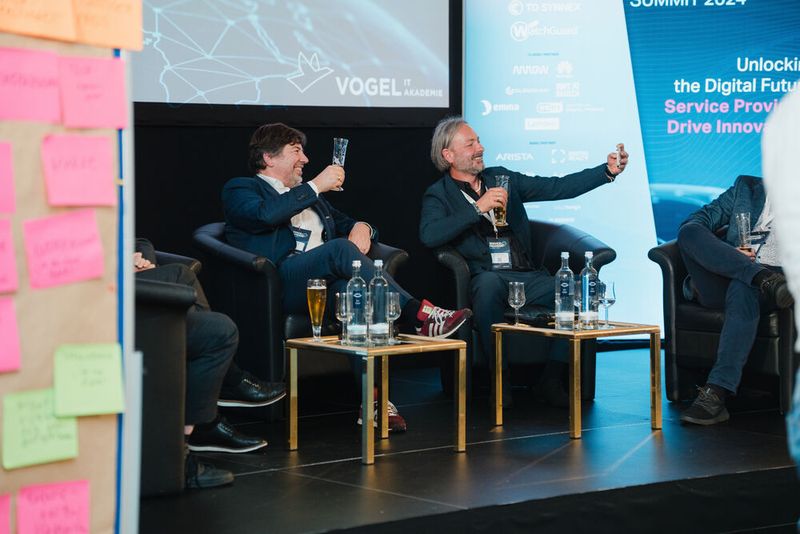 Stößchen! Auf eine gelungene Diskussion im Selfie Modus: Ingo Kraupa, CEO, noris network, und Nils Kaufmann, CEO, Plan B Management (Bild: Vogel IT-Akademie / Manuel Emme)