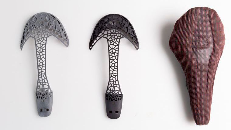 Der Sattel, bestehend aus einem halbstarren, 3D-gedruckten Unterteil sowie einem 3D-thermogeformten Sitzpolster, wurde im Hinblick auf die additive Fertigung entwickelt.(Bild:  Stratasys)