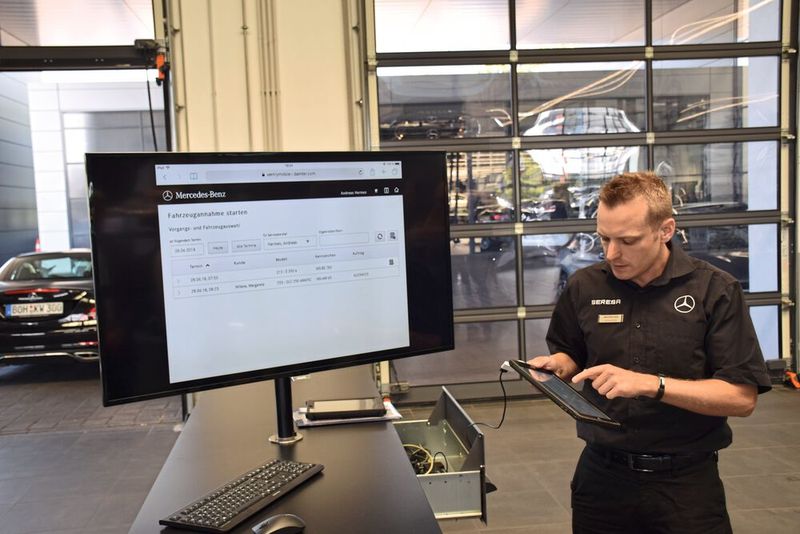 Kundendienstleiter Andreas Hermes zeigt, wie sich digital ein Schnellcheck der Fahrzeuge durchführen lässt. (Bild: Schweitzer/»kfz-betrieb«)