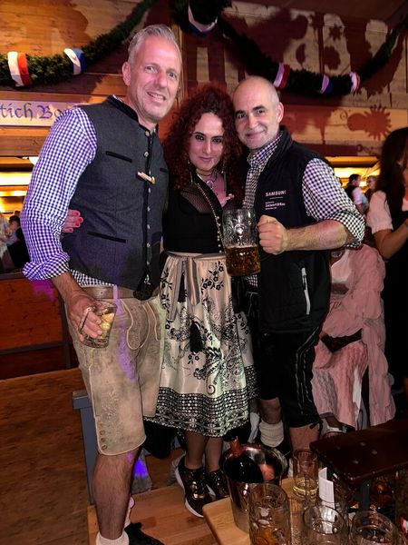 Besa (IT-BUSINESS) mit Björn Siewert (S&K) und Steven Pollok (Samsung) (Bild: Vogel IT-Medien GmbH)