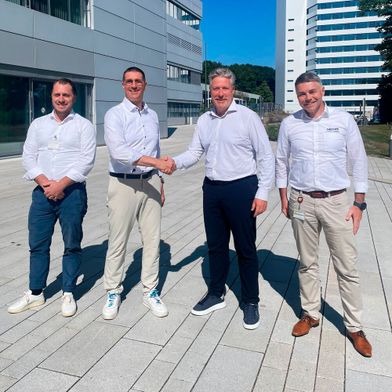 Andreas Lindemann, Geschäftsführer der Neura Mobile Robots (zweiter von rechts), schließt die Übernahme ab. Er und sein Managementteam haben umfassende Pläne für das fahrerlose Transportsystem von Bosch Rexroth. (Bild: Neura Robotics)
