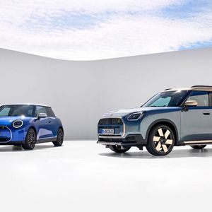 Auf der IAA Mobility (5. bis 10. September) stellt Mini die neuen Generationen des dreitürigen Cooper und des Countryman vor.(Bild:  Mini)