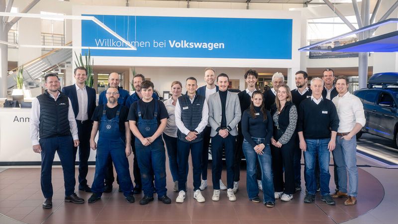 In das System sind derzeit 18 Niederlassungen der Autohausgruppe Seitz mit 95 aktiven Verkäufern eingebunden. Marken: Audi, Cupra, Seat, Skoda, VW und VW Nutzfahrzeuge. Nach eigenen Angaben ist jeder 17. Werkstatttermin ein qualifizierter Lead. Das Bild zeigt die Servicemitarbeiter des Volkswagen Zentrums Kempten. (Bild: Jonas Blank)