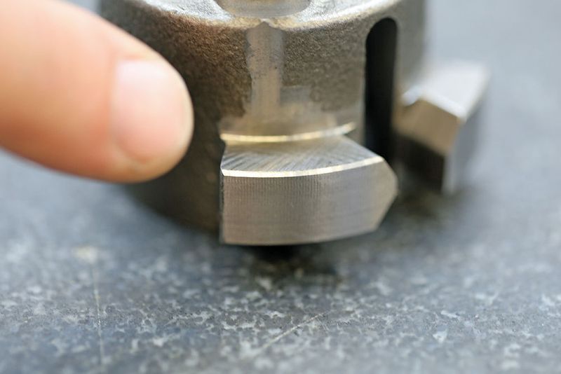 Diese Wangen müssen an drei Flächen in einer Fertigungsoperation fertig bearbeitet werden. Die Fertigungsumstände sind dermassen anspruchsvoll, dass Sonderwerkzeuge zum Einsatz kommen müssen. (Matthias Böhm)