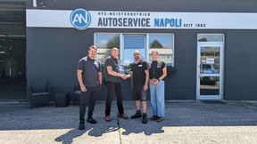 Partner in Sachen Tesla-Service: (v. l.) Niklas Persch und Joerg Dudziak von Nik’s Garage und Carlo Napoli und Anja Beermann von Autoservice Napoli. (Bild: Rosenow – VCG)