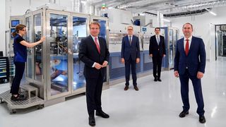 Schulterschluss von Wirtschaft und Politik beim Thema Batteriezellen: Thomas Bareiß, Staatssekretär beim Bundesminister für Wirtschaft und Energie (vorne links), und Bayerns Wirtschaftsminister Hubert Aiwanger (vorne rechts) übergaben den Förderbescheid über 60 Millionen Euro an die BMW-Vorstände Dr. Milan Nedelković (hinten rechts) und Frank Weber.  (BMW)