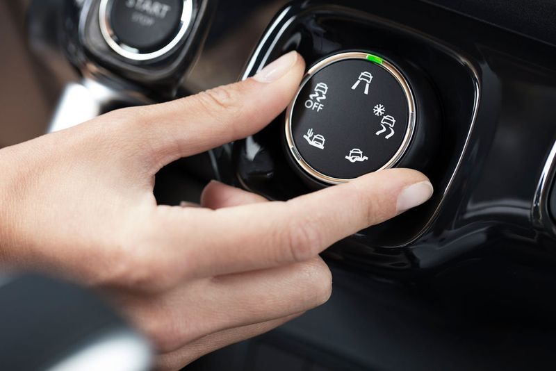 Der Fahrer kann zwischen fünf Fahrmodi wählen: „Standard“, „Sand“, „Gelände“, „Schnee“ und „ESP Off“. (Citroën)