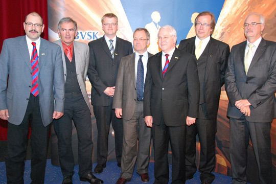Der frisch gewählte Vorstand des BVSK (von links): Dipl.-Ing. (FH) Michael Wessels (Beisitzer), Dipl.-Ing. (FH) Werner Kohl (Vizepräsident), Dirk Barfs (Beisitzer), Dipl.-Ing. (TU) Harald Burgmann (Vorsitzender des ATR), Ing. Harald Brockmann (Präsident), RA Elmar Fuchs (Geschäftsführer), Georg Schwadorf (Schatzmeister), Dipl.-Ing. André Reichelt (Vizepräsident) und Dipl.-Ing. Herbert Plückhahn (Beisitzer). (Archiv: Vogel Business Media)