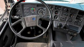 Fuhrparkbetreiber, die es versäumen, die Daten der Lkw-Tachografen und des Massenspeichers fristgerecht und gesetzeskonform zu speichern, können teure Überraschungen erleben. Dedenet hat nun aber ein Modul für Dedefleet, das diese Gefahr minimiert. Lesen Sie! (Bild: Scania)