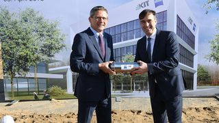 Prof. Michael Kaschke, Vorsitzender des Vorstands der Carl Zeiss AG, übergab eine Zeitkapsel an Marc Weimann, Facility Management Carl Zeiss AG. (Bild: Carl Zeiss AG)