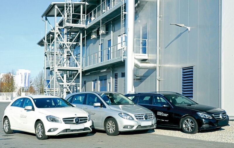 Wagen der Mercedes-Benz Flotte vor der Sunliquid Demonstrationsanlage zur Produktion von Zellulose-Ethanol aus Agrarreststoffen in Straubing (Clariant)
