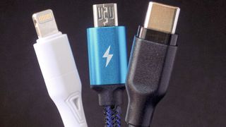 Ladekabel für Smartphones: Im Herbst könnte die EU ein einheitliches Ladekabel für portable Geräte per Gesetz vorschreiben, das auf USB-C basiert. (Bild: tomekwalecki auf Pixabay)