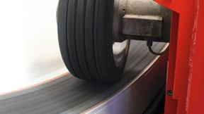 In solchen Trommelprüfstanden können Reifen unter kontrollierten Bedingungen auf Verschleiß geprüft werden. Zusätzlich gibt es Konvoifahrten auf öffentlichen Straßen. (Bild: KIT)