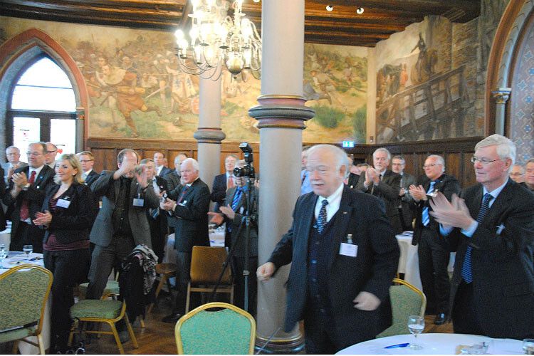 Viel Beifall dem scheidenden Präsidenten und künftigen Ehrenpräsidenten Ernst-Robert Nouvertné. (Foto: Baeuchle)