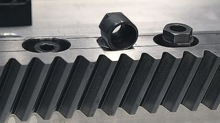 Mithilfe der Exzenterhülsen ist das Klemmen der Zahnstangen auch ohne Schraubzwinge möglich. (Stefanie Michel)