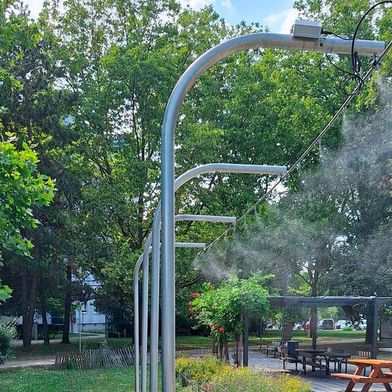 60 Hochdruck-Nebelduschen sind Teil des Wiener Hitzeschutz-Konzeptes. Verteilt in Wiener Parks, sorgen sie an heissen Tagen für Abkühlung.  (Bild: Kaiser.Works)
