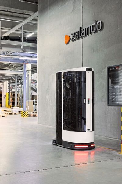 Autonom fahrende und selbständig handelnde Logistikroboter bilden einen entscheidenden Baustein für eine Intralogistik 4.0. Sie sind beim Einlagern ebenso wie bei der Entnahme und Versandvorbereitung im Einsatz. (Bild: Toru/Zalando)