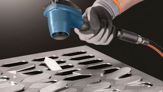 Blick auf den sogenannten Teileseparator Trutool PS 100 von Trumpf. Er macht die sonst lästige Auslösearbeit von lasergeschnittenen 2D-Blechteilen aus ihrer Blechtafel sicherer, ergonomischer und nicht zuletzt zig Mal schneller. (Bild: Trumpf)