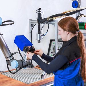 Am Arbeitsplatz für die Handmontage zeichnen sich enorme Veränderungen ab. Der Mensch konzentriert sich auf die interessanten Aufgaben, während monotone Verrichtungen von der Maschine übernommen werden.