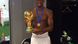 Geballte Qualität „made in Germany“: Auf seiner Facebook-Seite präsentiert Jerome Boateng den Pokal. Die offen stehende Hörmann-Türe lässt einen Blick auf angrenzende Behandlungsräume erhaschen. (Bild: Facebook)