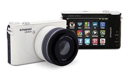 Die IM1836 von Polaroid (Sakar) treibt die Smartphone-Ähnlichkeit auf die Spitze. Die Kamera läuft mit Android 4.1. (Bild: Polaroid)
