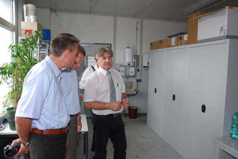 Betriebsleiter Roland Neumann (re.) stand der Jury im Rahmen eines Betriebsrundgangs Rede und Antwort. (Archiv: Vogel Business Media)