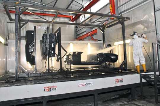 Carblast ist vermutlich das einzige Unternehmen, das Oldtimerkarosserien auf unterschiedlichste Art und Weise entlackt, entrostet und sogar bis zur fertigen Decklackierung wieder aufbaut. Technisches Highlight ist zweifelsohne die KTL-Beschichtungsanlage. (Bild:  Dominsky)