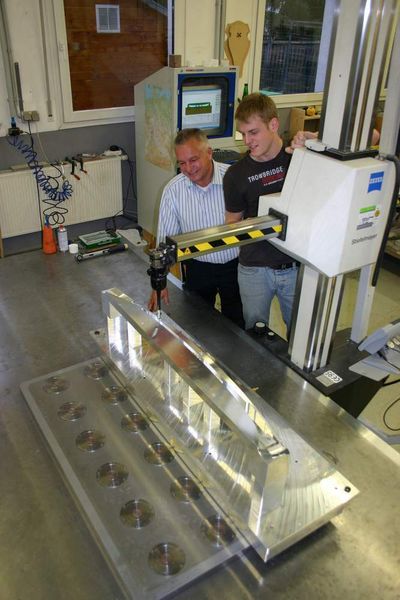 Der Fertigungsprozess der Messlehre kann kurzfristig unterbrochen werden um das Werkstück auf der Messmaschine zu prüfen. Anschließend kann die Messlehre zur Weiterbearbeitung wieder ohne Positionierungsfehler auf dem Maschinentisch aufgespannt werden. (Archiv: Vogel Business Media)