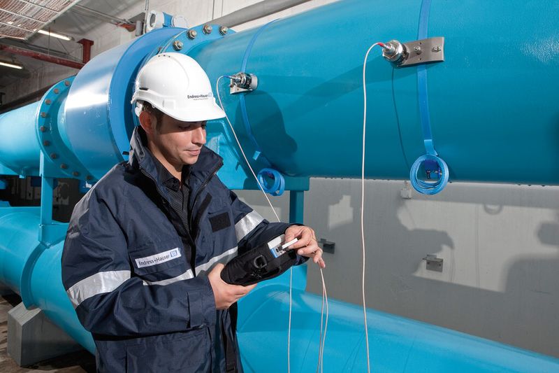 Bild 2: Einfache Überprüfung von Durchfluss-Messstellen mit mobilem Ultraschall-Clamp-on-Handgerät Prosonic Flow 93T. (Bild: Endress+Hauser)