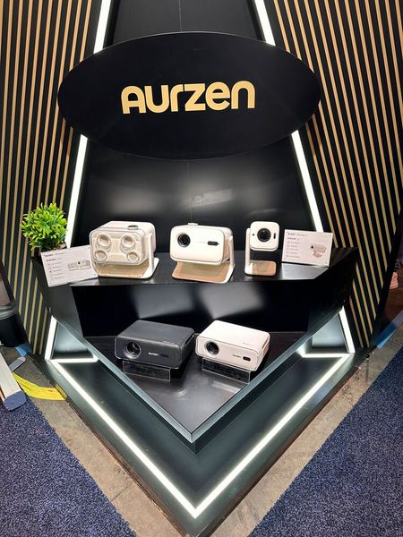 Aurzen prasentierte mini Beamer, die die Neugierde beim Publikum geweckt hat. (Bild: Vogel IT-Medien)