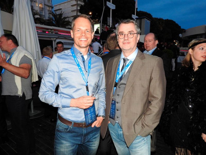 IT-Fachleute unter sich: Andreas Bechthold (Infinigate) und Hans Lang (SHC Netzwerktechnik) (Bild: Sophos)