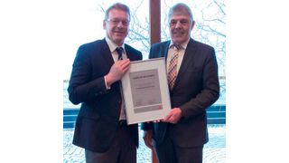 (v.l.n.r.) Herr Haffelder, Segmentverkaufsleiter Handel bei Sika Deutschland GmbH, übergibt Helmut Münnich, Geschäftsführer der A. Brickwedde GmbH & Co. KG, die Auszeichnung „Händler des Jahres“. (Sika)
