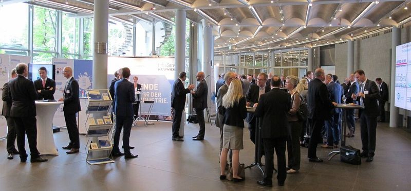 Beim 10. Chemcologne Chemieforum diskutierten Experten aus der chemischen und petrochemischen Industrie auf der Bühne und mit dem Publikum. In den Pausen gab es auch abseits des offiziellen Teils einiges zu besprechen. (Bild: PROCESS/Ernhofer)