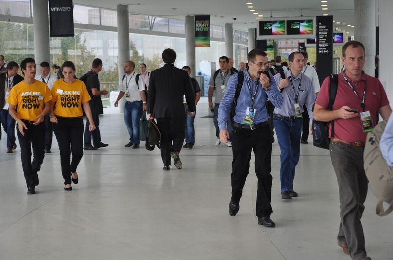 In den weitläufigen Gängen der Messe Barcelona waren mitunter große Strecken zurückzulegen. (Michael Hase / IT-BUSINESS)