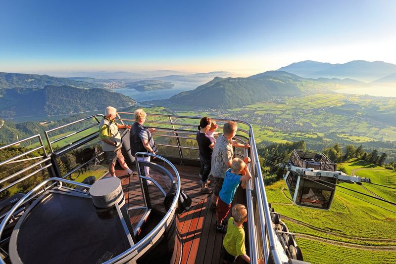 Die Fahrgäste auf dem Oberdeck befinden sich bei der Cabrio-Bahn über den Zug- und Tragseilen. (Bild: Stanserhorn-Bahn)