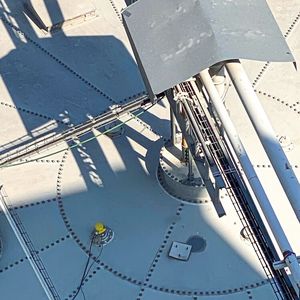 Hoch oben auf den Silos werden die Füllstände mit 80 GHz-Radarsensoren Vegapuls 69 erfasst. Weil sie ohne Kontakt zum Medium messen, sind sie erste Wahl für Hygieneanwendungen.(Bild:  Vega)