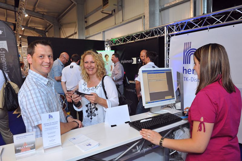 Partyticket in Händen (Archiv: Vogel Business Media)