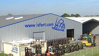 Unter dem Dach des neuen Service-Centers für Baumaschinen, Gabelstapler und andere Flurförderzeuge im nordrhein-westfälischen Heek konzentriert und organisiert Isfort Staplertechnik die fünf Service-Bereiche Finanzierung, Special, Technik, Kompetenz und Planung. Bild: Isfort Staplertechnik (Archiv: Vogel Business Media)